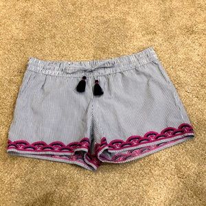 Vineyard Vines pull on shorts size Medium